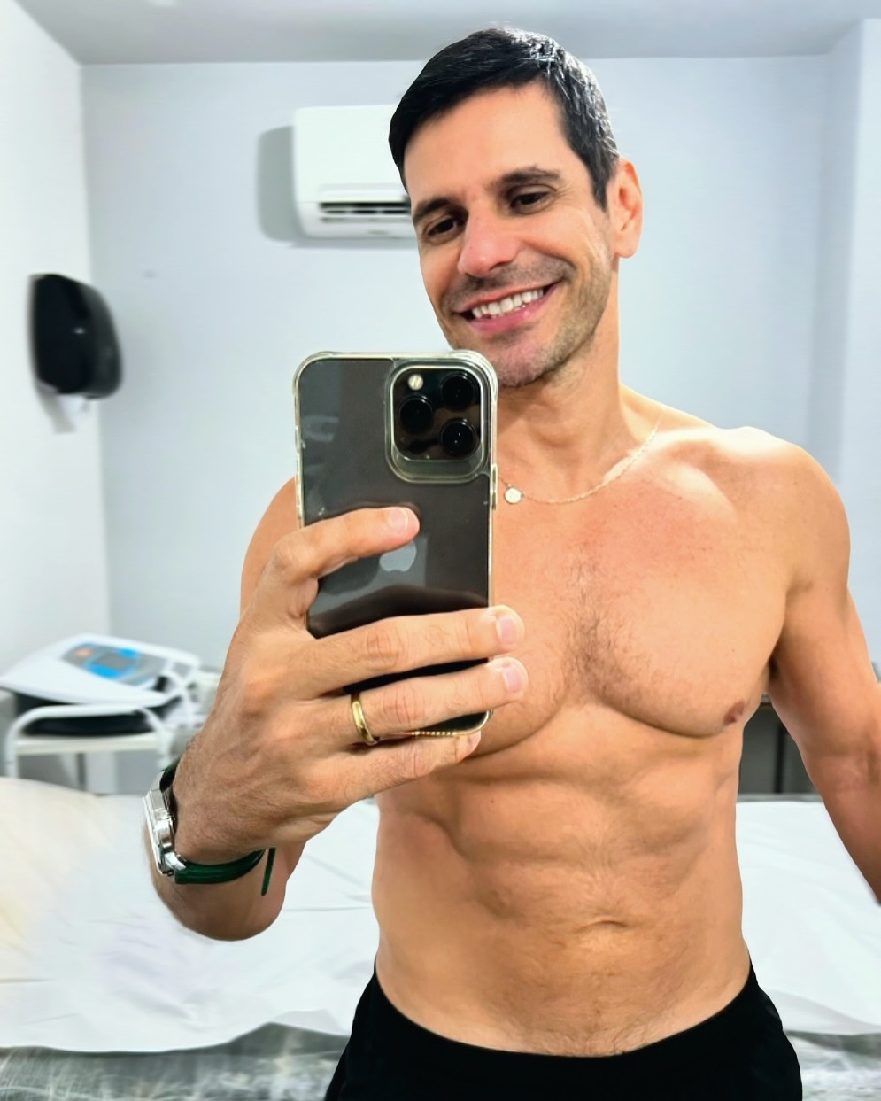 Alexandre Barillari mostra corpo malhado em foto