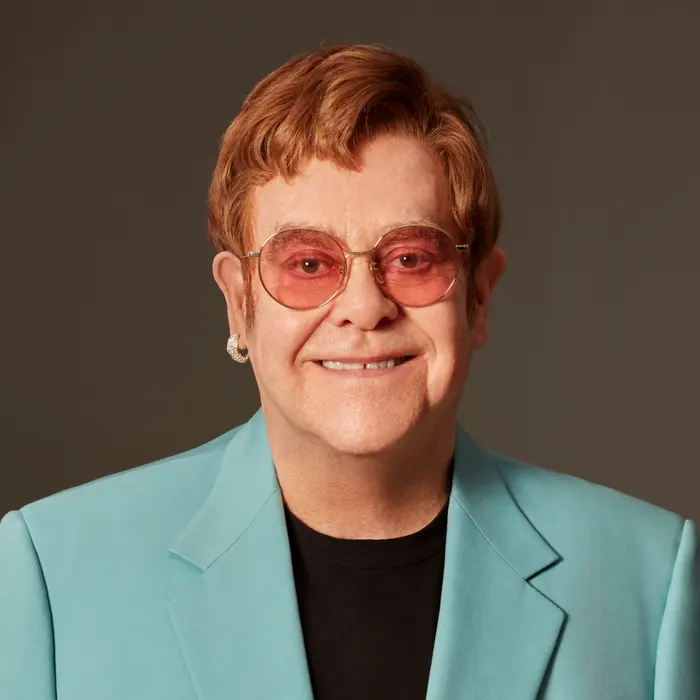 Elton John faz xixi em loja na França