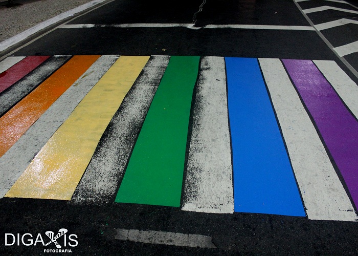 Jardim de Alah, na Pituba, em Salvador, ganhou faixa de pedestres arco-íris para chamar atenção contra violência a LGBT