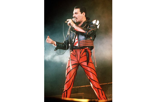 Vocalista do Queen, Freddie Mercury vestindo calça de couro