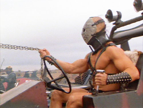 Humungus, vilão de Mad Max 2, e seu visual gay fetichista