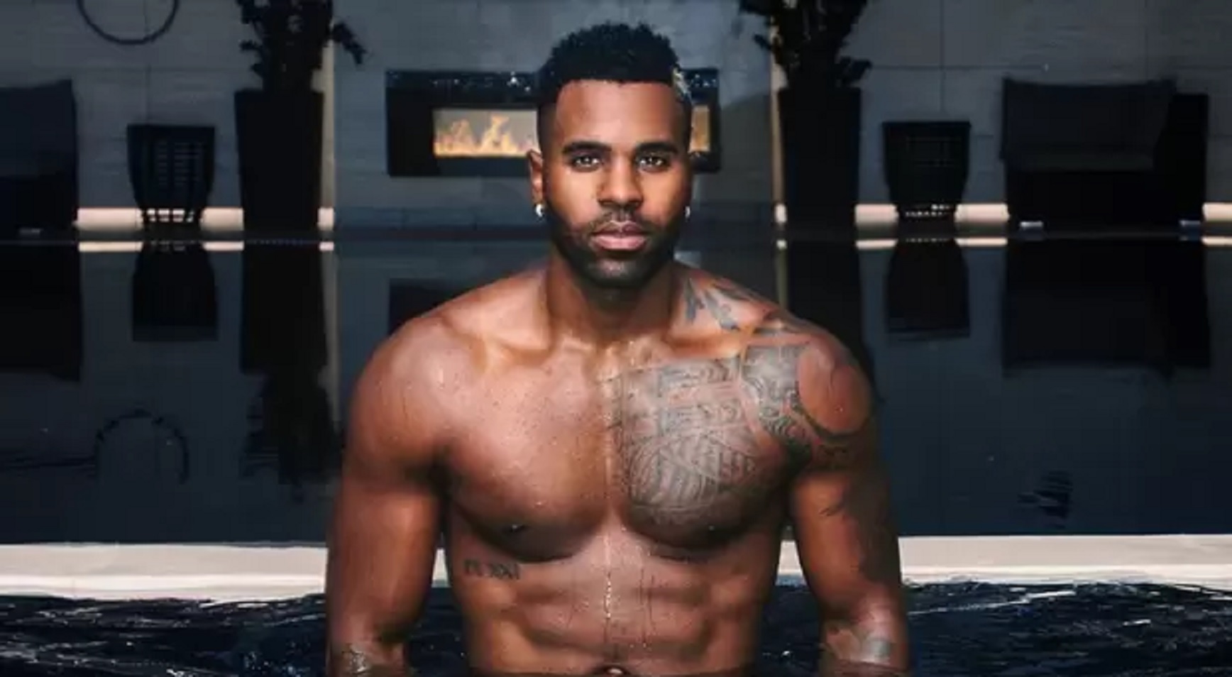 Jason Derulo mostra volume na calça de lycra de Homem Aranha