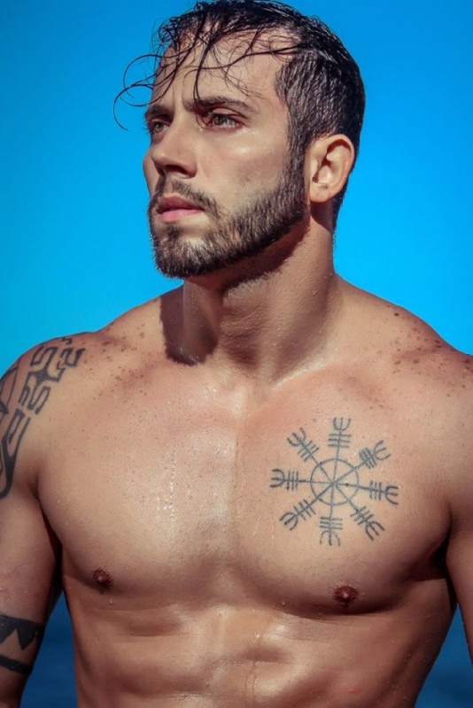 João Almeida, ex-BBB 14, posa só de sunga em ensaio sexy