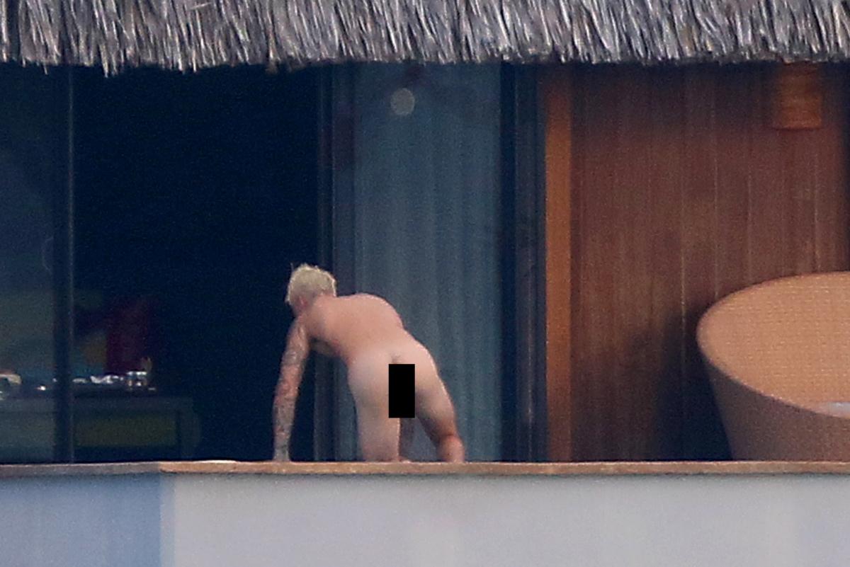 Justin Bieber é clicado nu com bumbum e pênis à mostra durante férias em Bora Bora