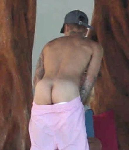 Justin Bieber fica pelado e mostra a bunda de novo