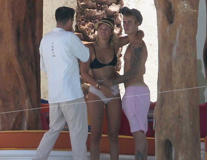 Justin Bieber mostra a bunda e fica pelado de novo