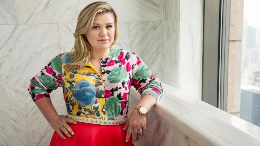 Kelly Clarkson fala que achavam que fosse lésbica