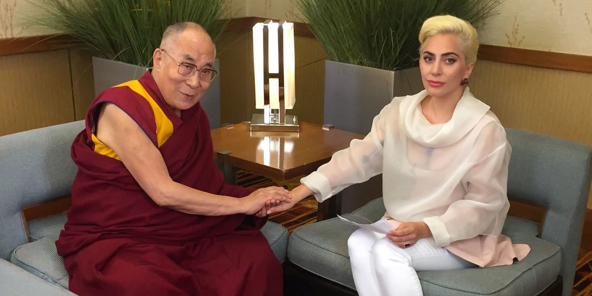 Lady Gaga se encontra com Dalai Lama e revolta fãs chineses