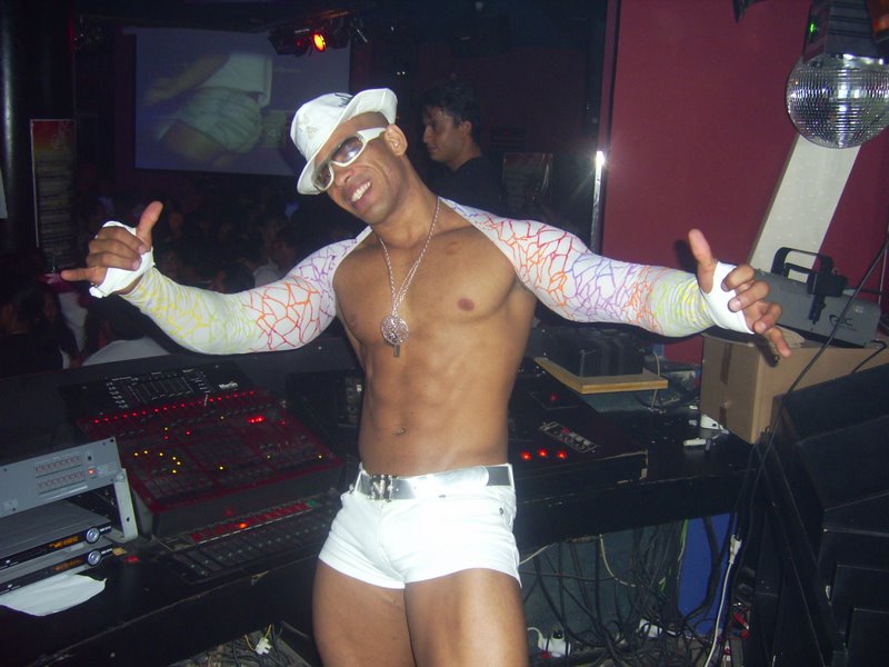 Go-go boy delicioso Nandão Showmen volta à cena gay de Salvador