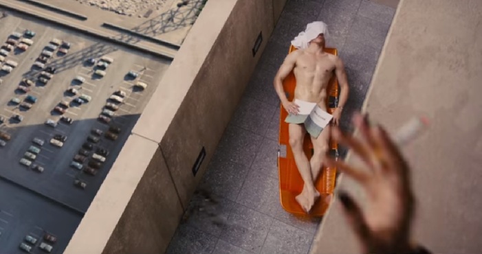 Em suspense High Rise, Tom Hiddleston surge pelado em novo filme