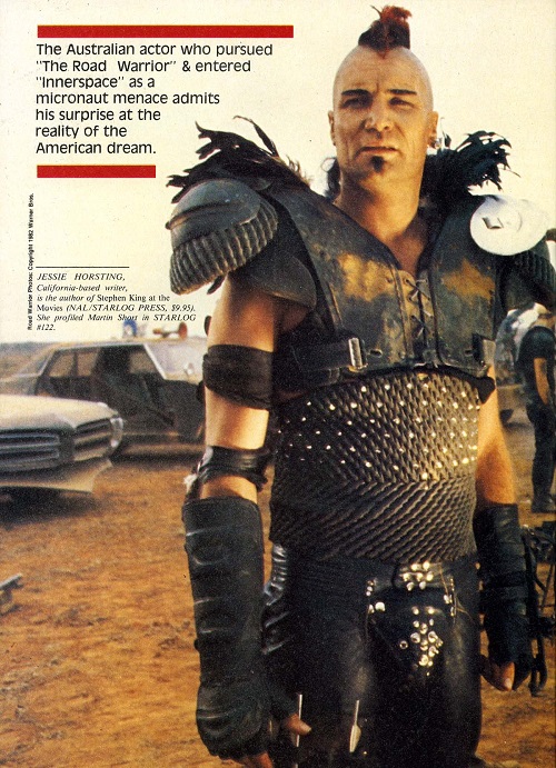 Vernon Wells, o vilão Wez, de Mad Max 2 com figurino gay e sadomasoquista